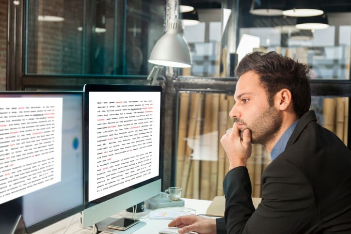 mulher com o notebook na mão realizando uma contratação de um tradutor profissional
