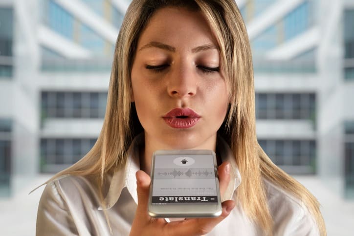 Mulher utilizando aplicativo de tradução em sua viagem ao exterior
