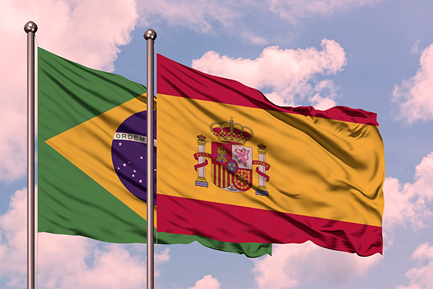 Como a tradução juramentada toma grande parte da solicitação da cidadania espanhola Bandeira do Brasil sobreposta com a bandeira da Espanha com um céu azul de fundo no processo de tradução juramentada
