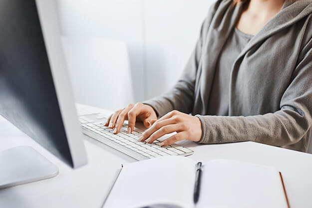 descubra como funciona a tradução de documentos digitais mulher trabalhando em seu espaço de trabalho com tradução de documentos digitais