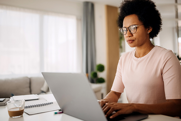 saiba mais sobre como funciona a tradução de manuais técnicos mulher trabalhando em tradução de manuais técnicos