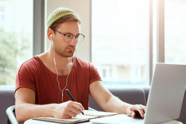Saiba mais sobre tradução técnica para diversos processos Homem trabalhando com tradução técnica de artigos