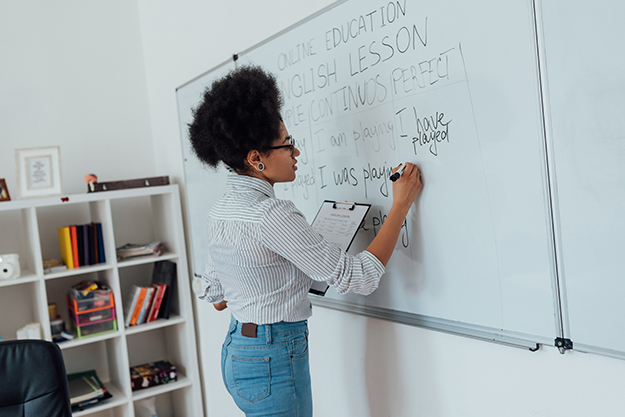professora ensinando expressôes em inglês