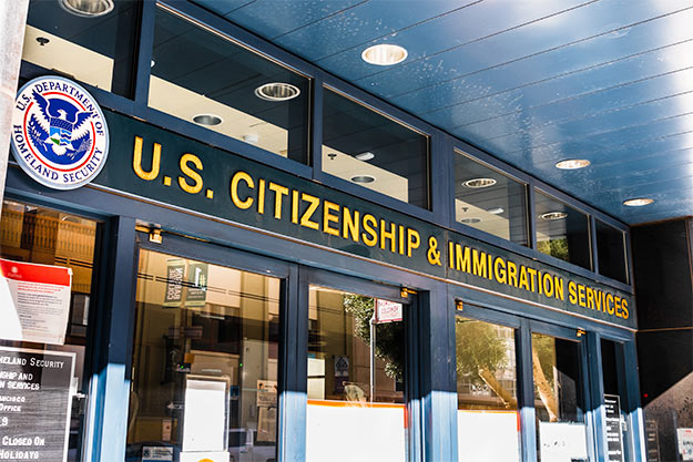 saiba mais sobre como conseguir a cidadania americana e os processos burocráticos centro de serviços de imigração dos EUA para conseguir a cidadania americana