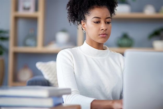 mulher trabalhando com tradução juramentada