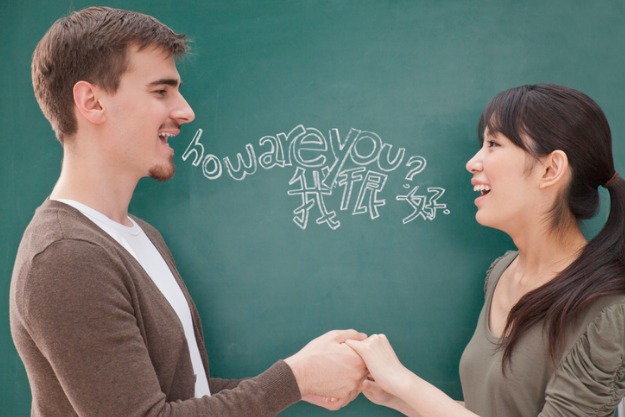 homem e mulher dialogando em idiomas diferentes em mudança de país
