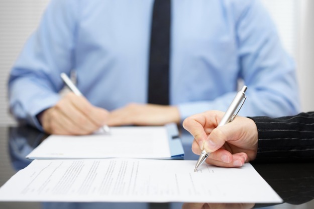 descubra como a tradução juramentada funciona para documentos internacionais tradutores realizando tradução juramentada em mesa de escritório