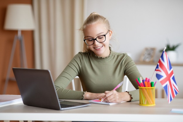 confira dicas de como estudar a compreensão do inglês menina estudando compreensão da língua inglesa