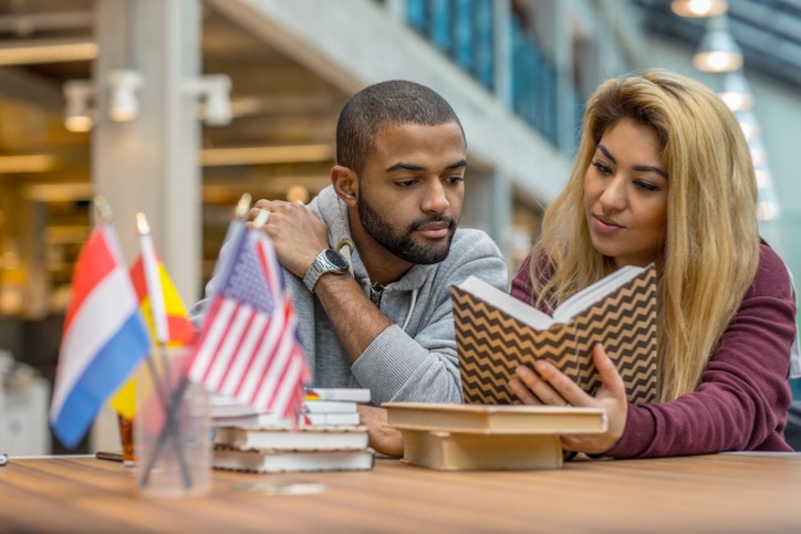 saiba as vantagens de estudar um idioma ao morar fora.