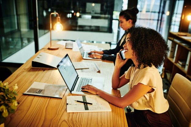 mulher a trabalhar no exterior após validação de diploma brasileiro