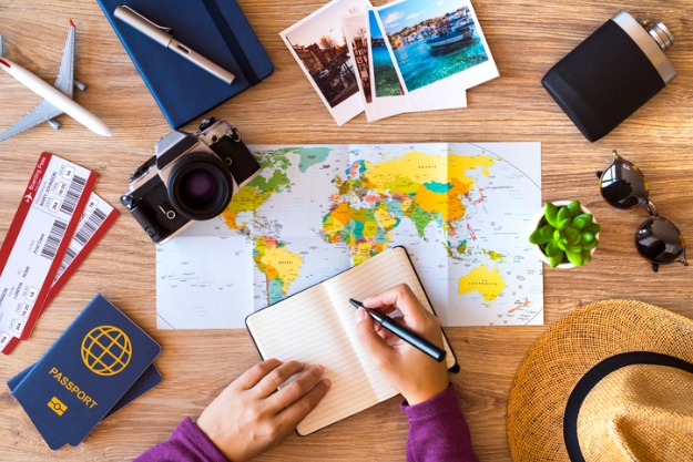 pessoa se programando para viagem de turismo em países que não precisam de visto