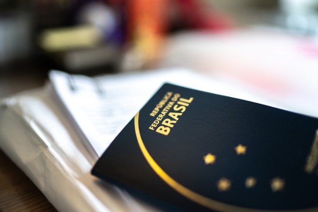 saiba alguns fatos sobre tirar o passaporte e seus custos foto de passaporte brasileiro novo após tirar o passaporte