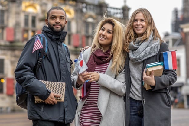 grupo de estudantes aprendendo como ser bilíngue em outro país