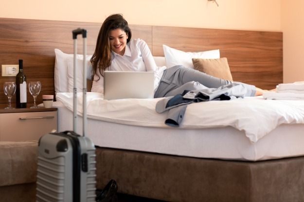 empreendedora a trabalhar fora do país com em quarto de hotel