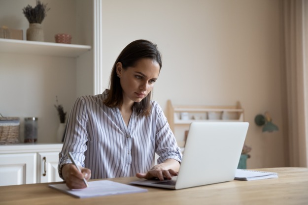 mulher trabalhando com tradução juramentada com assinatura digital em seu escritório.