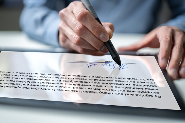 Tradução juramentada com assinatura digital sendo feita