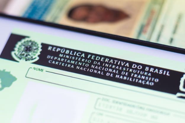 Saiba os processos para usar sua CNH no exterior e como a tradução juramentada entra foto de esboço de CNH antes de passar pelo processo de tradução juramentada da CNH