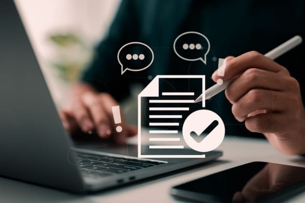 homem verificando documentos digitais