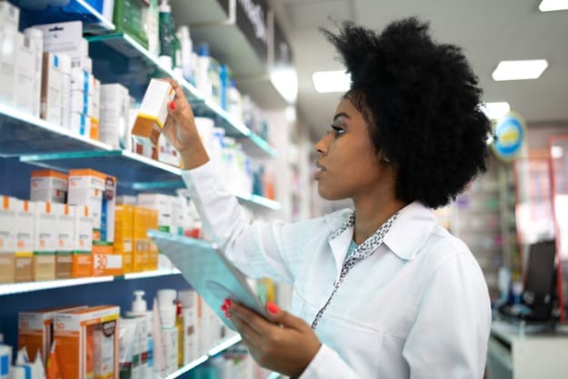 mulher trabalhando na farmacia