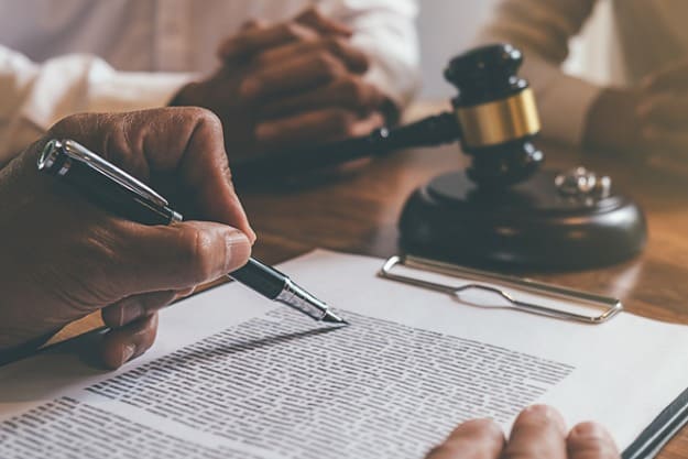 Preciso de um advogado para acompanhar o processo de tradução jurídica?