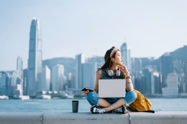 Tipos de visto para estudantes: menina estudando em outro país