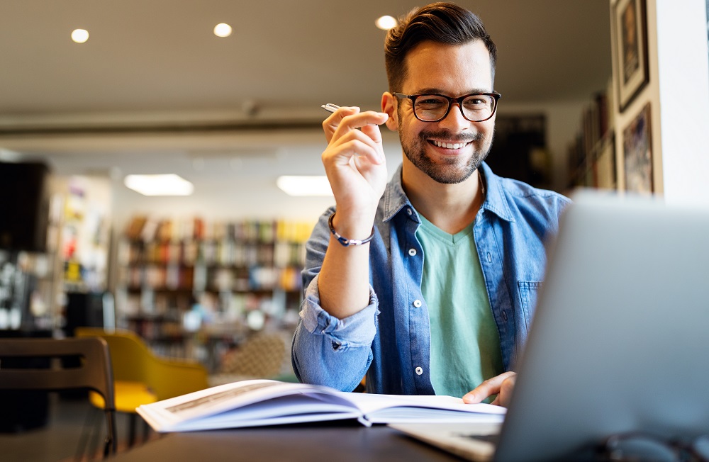 Tradutor acadêmico profissional realizando tradução de trabalho acadêmico de estudante.