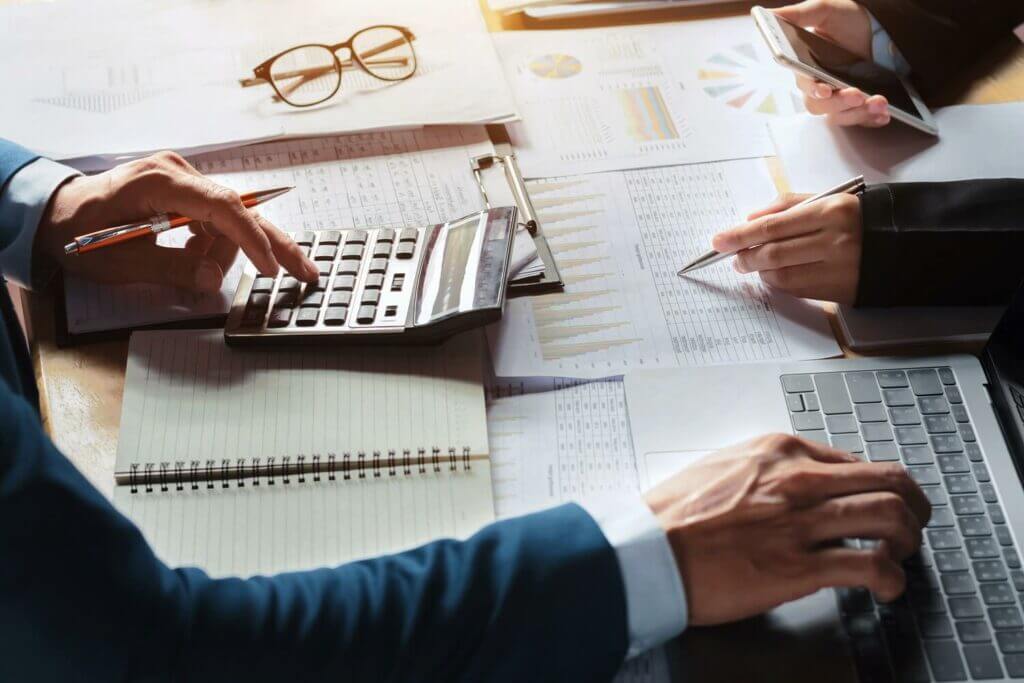 contador italiano analisando um documento em português que passou por uma tradução juramentada