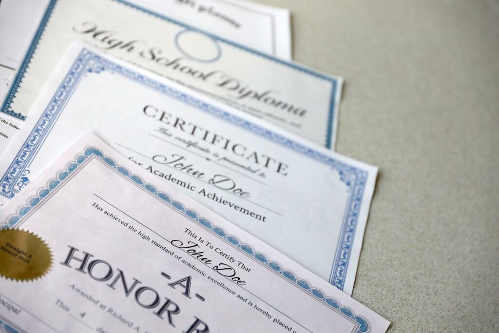 Pilha de certificados sobre a mesa.