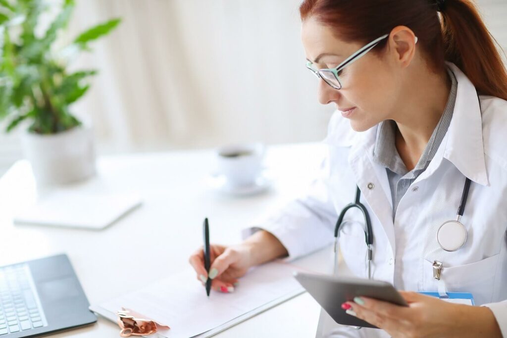Médica prescrevendo receita médica em inglês para viajar.