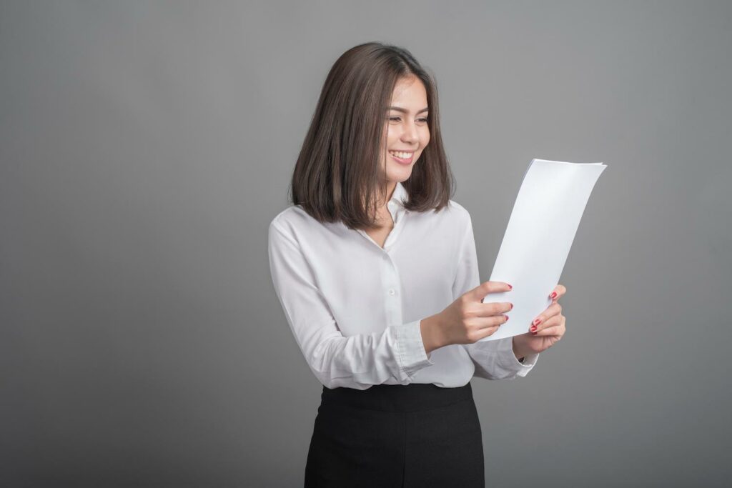 Mulher lendo o documento traduzido pelo tradutor de comprovante profissional.