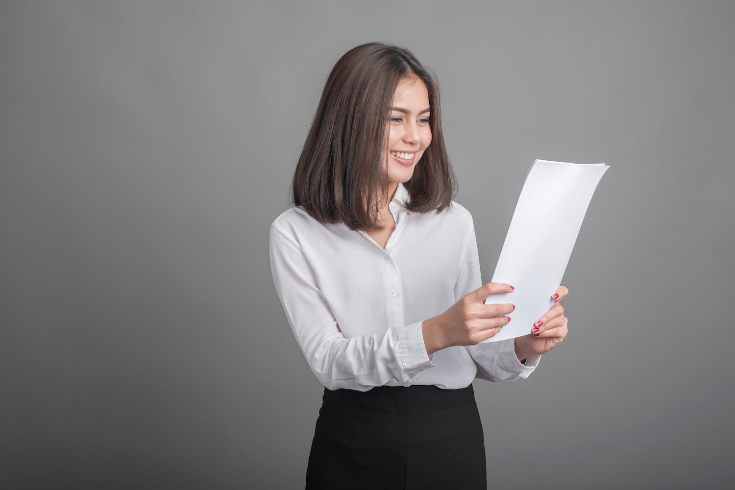 Mulher lendo o documento traduzido pelo tradutor de comprovante profissional.