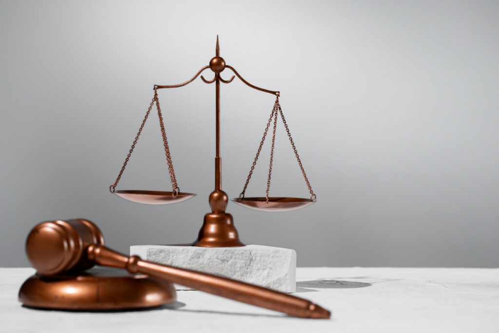 Imagem com símbolos do direito, representando tradução juramentada de processo jurídico