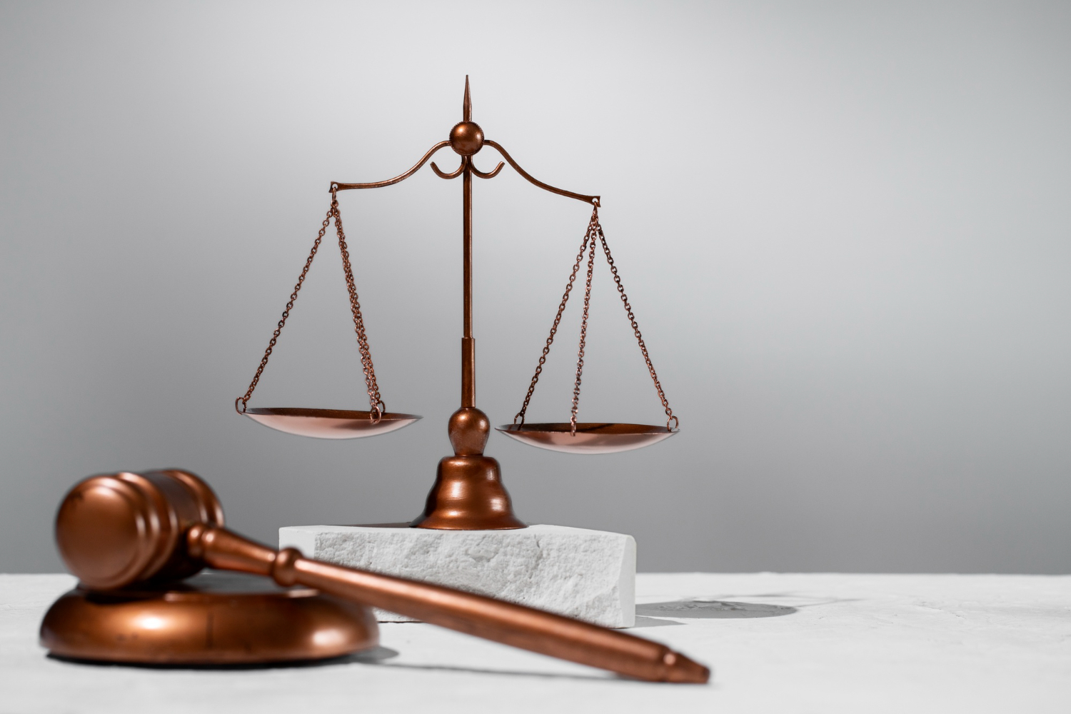 Imagem com símbolos do direito, representando tradução juramentada de processo jurídico